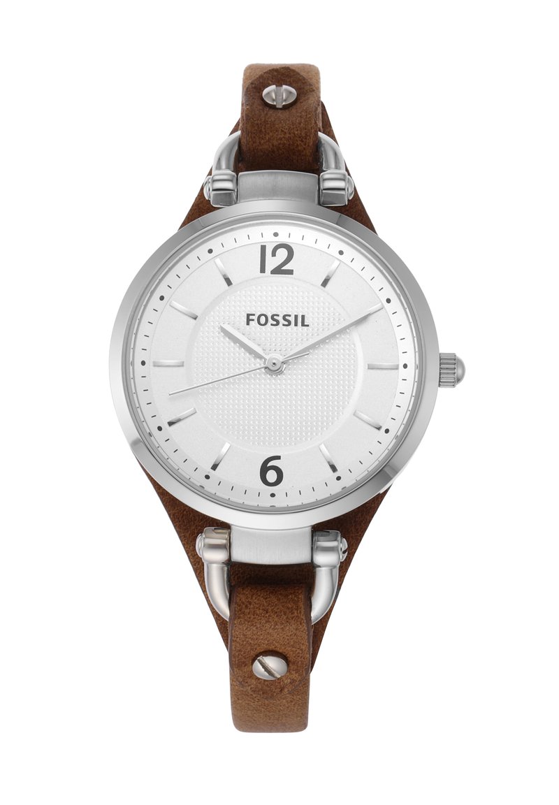 Montre argentée avec un cadran texturé blanc, bracelet en cuir marron, grands chiffres aux positions 12 et 6, et accents en matériel argenté.