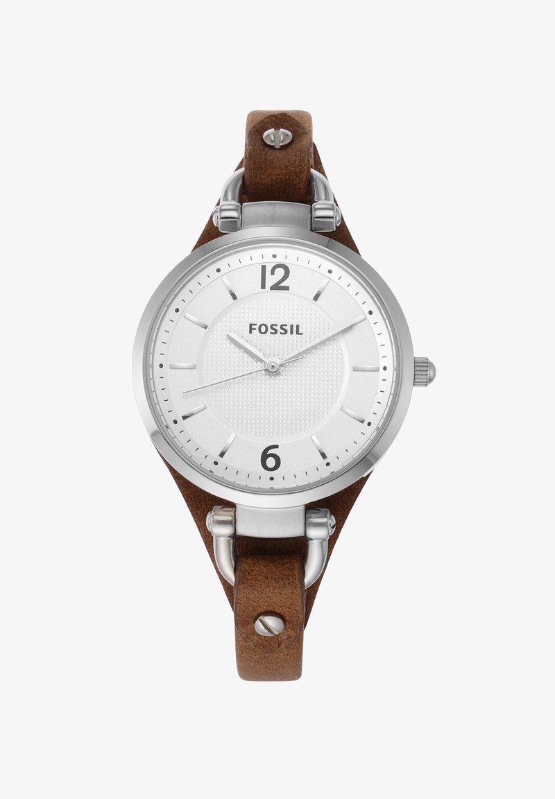 Montre argentée avec un cadran texturé blanc, bracelet en cuir marron, grands chiffres aux positions 12 et 6, et accents en matériel argenté.