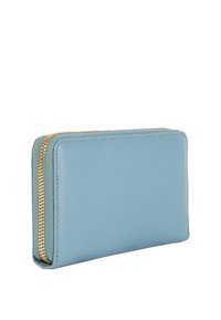 Niebieski skórzany portfel o teksturowanym wykończeniu, z złotym zamkiem błyskawicznym, prostokątnym kształcie i smukłym profilu. Brak widocznych logo lub wzorów.