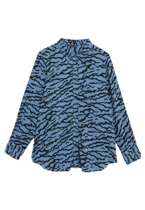 Camisa azul de manga larga con botones, con patrón abstracto de rayas de tigre negras y cuello clásico.