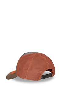 Cappellino arancione in rete con fronte in tessuto grigio e visiera marrone. Presenta una fascia nera regolabile sul retro e un accento rotondo in argento sopra.