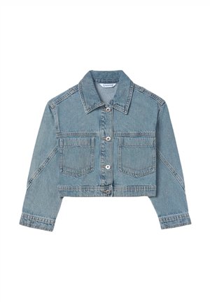 Giacca in denim azzurro chiaro ritagliata, con maniche lunghe, chiusura frontale con bottoni, due tasche sul petto e colletto classico.