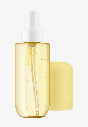 Transparente gelbe Sprühflasche des KIKO Milano Summer Bacio Körpersprays mit entferntem hellgelbem Deckel daneben auf weißem Hintergrund.