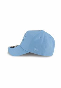 Hellblaue Baseballmütze mit gebogenem Schirm, die gestickte Logodetails und einfarbiges Design aufweist. Strukturiertes Gewebe sorgt für visuelles Interesse.
