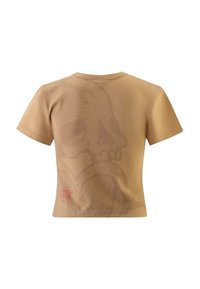 Kortærmet, tan farvet bomulds T-shirt med et svagt grafisk mønster på ryggen og et rødt logo nær kanten. Enkel rund halsdesign.