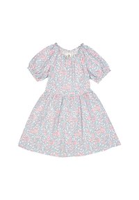 Kwiatowa sukienka z krótkimi bufkami, okrągłym dekoltem i marszczonym pasem. Materiał ma niebieskie tło z różowymi i zielonymi kwiatami.