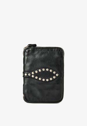 Kompakte schwarze Lederbrieftasche mit Reißverschluss und silbernen runden Nieten, die in einem Oval und auf einem Riemen an der Vorderseite angeordnet sind.