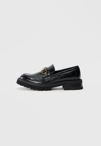 Loafer din piele neagră, cu toc bloc mic, prezentând un accent din metal auriu și un superior texturat. Talpa din cauciuc Dick, cu model.