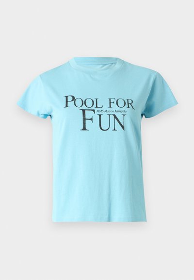 Šviesiai mėlynas medvilninis marškinėlis su juodu grafiniu tekstu "POOL FOR FUN" ir "MM6 Maison Margiela" priekyje. Trumpomis rankovėmis ir apvaliu kaklu.