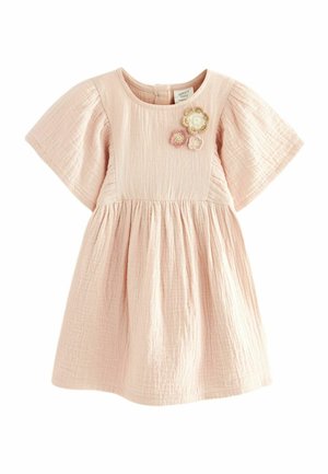Lyserød babydress lavet af tekstureret bomuld, med korte, udvidede ærmer og blomsterapplikationer i pink og creme ved halsudskæringen.