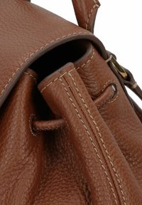 Sac à main en cuir marron avec une surface texturée, des coutures contrastantes et un design plié. Comprend un petit élément de quincaillerie en ton doré.