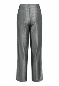 Pantalones de pierna ancha plateados metálicos con una textura suave, que cuentan con dos bolsillos traseros y un diseño de cintura alta.