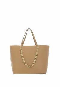Tan lederen tote tas met dubbele handvatten en een decoratieve gouden ketting aan de voorkant tegen een witte achtergrond.