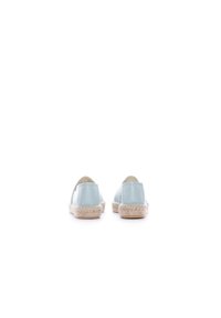 Espadrillas de cuero azul claro con una plantilla de yute trenzado y diseño de parte trasera abierta, que presentan un acabado suave y sutilezas en la costura.