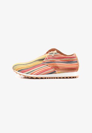 Zapato de tela a rayas que presenta colores amarillo, naranja, gris y rojo con un diseño texturizado, y una suela de goma blanca con un borde dentado.