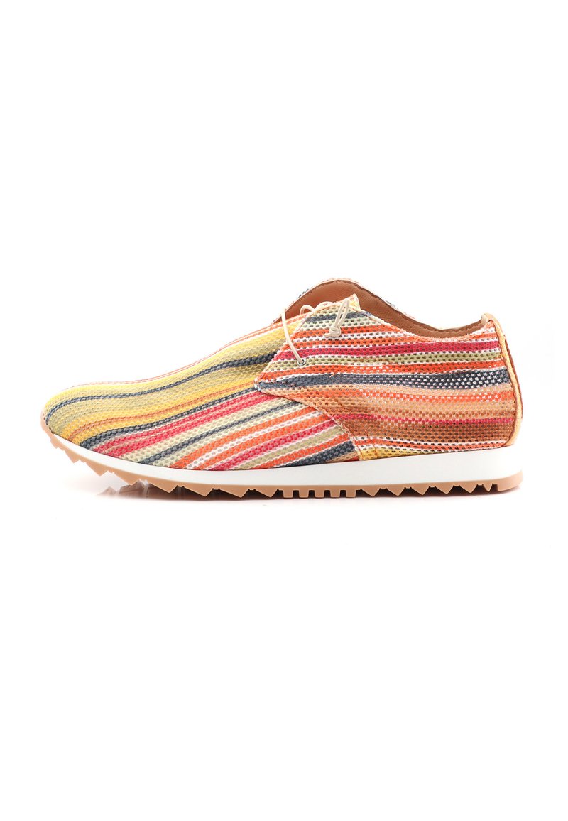 Scarpa in tessuto a strisce con colori giallo, arancione, grigio e rosso, caratterizzata da un design testurizzato e una suola in gomma bianca con bordo seghettato.