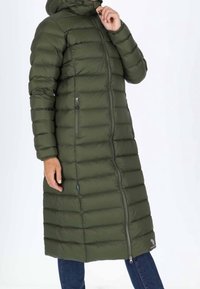 Grüne Steppjacke mit Kapuze, lang geschnitten, gesteppte Optik, Frontreißverschluss und Seitentaschen. Texturiertes Material mit glatter Oberfläche.