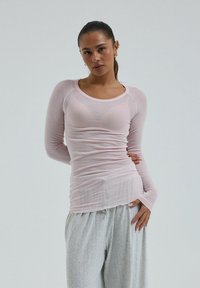 Neselectat, pale rose