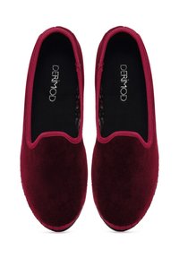 Une paire de chaussures slip-on en velours bordeaux avec des bouts ronds et des semelles intérieures noires ornées du logo blanc "DERIMOD".