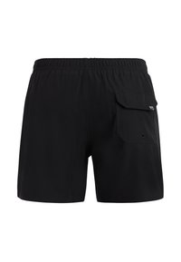 Pantalones cortos negros con cintura elástica, que incluyen un bolsillo trasero con solapa y una pequeña etiqueta. Tejido liso, ajuste casual, largo hasta la mitad del muslo.