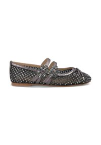 Bailarinas metálico gris con material de malla, adornos de strass, doble correa y diseño de punta redonda sobre una suela plana.