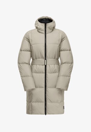 Beige Daunenmantel mit Kapuze, ausgestattet mit einem Reißverschluss auf der Vorderseite, einem taillierten Gürtel und einer gesteppten Textur. Lange Ärmel und knielanger Schnitt.