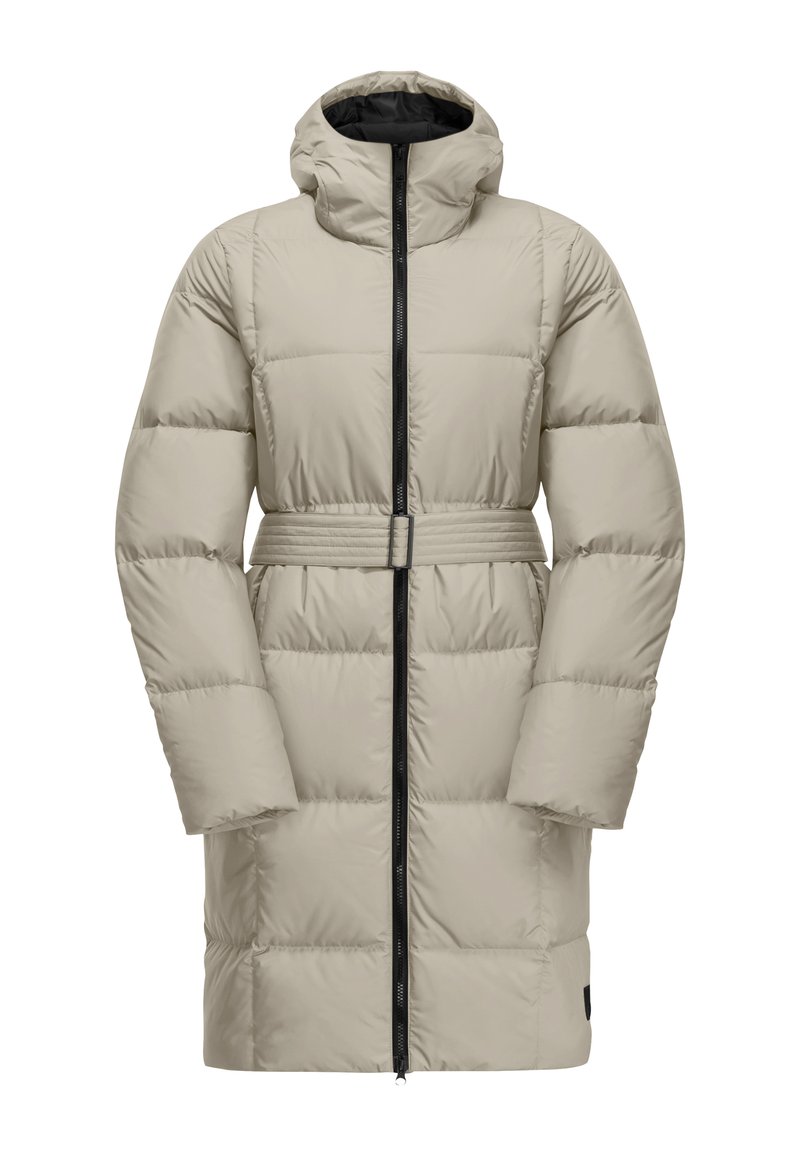 Beige pufferjas met een capuchon, voorzien van een sluiting met rits aan de voorkant, een ceintuur in de taille en een gewatteerde textuur. Lange mouwen en een knielange snit.