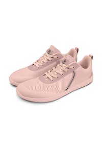 Helle rosa Sportschuhe mit einem Mesh-Obermaterial, verstärktem Zehenbereich, runden Schnürsenkeln und einem kleinen Logo-Akzent an der Seite. Flexible Gummisohle.