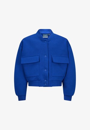 Gekürzte blaue Jacke aus weichem Stoff mit Kragen, Frontknopfverschluss und zwei großen Brusttaschen. Gerippte Bündchen und Saum.