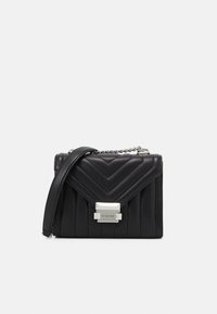 Sort quiltet læder crossbody taske med chevron-mønster, sølv kædestrop og rektangulær sølvlås på en ensfarvet hvid baggrund.