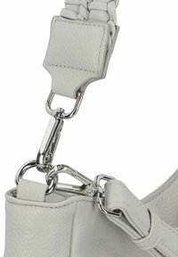 Anse de sac à main en cuir gris clair avec un design tressé. Dispose de quincaillerie en métal argenté et d'un attachement en crochet pour la fonctionnalité.