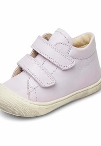 Fioletowe skórzane buty z dwoma paskami na rzepy, zaokrąglonym noskiem i teksturowaną gumową podeszwą. Szwy oraz gładka podszewka.