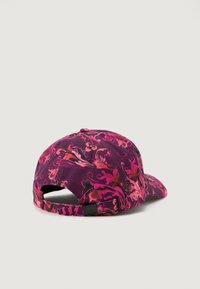 Căciulă de baseball purpurie cu un model floral în nuanțe de roz și roșu, cu o margine curbă și o curea ajustabilă în spate.