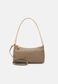 Bruine leren handtas met een gestructureerde afwerking, voorzien van een gouden kettingriem en een afneembare schouderriem. Logo zichtbaar aan de voorkant.