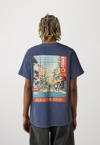 BDG Urban Outfitters KYOTO - Marškinėliai su spaudiniu - navy