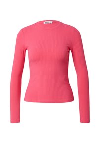 Haut à manches longues côtelé de couleur rose vif. Il présente un col rond, une coupe ajustée et une texture douce. Aucun motif ou accent visible.