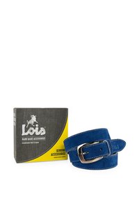 Cinturón de ante azul con hebilla de metal plateado, con costuras en blanco que contrastan. Empacado en una caja negra y amarilla con el logo de la marca.