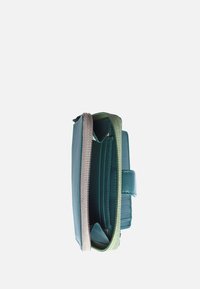 Portafoglio in pelle teal con cerniera verde e dettagli beige. Dotato di più scomparti per carte e di un vano per le monete. Texture liscia, design compatto.