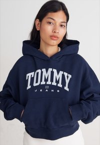 Tommy Jeans VARSITY HOODIE - Felpa - dark night navy