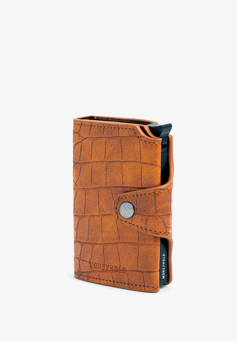 Brązowy skórzany portfel z wzorem krokodylej skóry, z srebrnym zatrzaskiem, teksturowanym wykończeniem i częściowo widoczną kieszenią na karty.