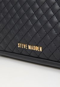 Steve Madden BCALA - Axelremsväska - black/gold-coloured