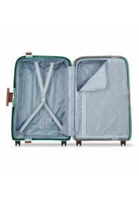 Valigia rigida verde aperta che mostra un interno vuoto con rivestimento in tessuto grigio, cinghie regolabili, divisorio in rete con zip e quattro ruote.