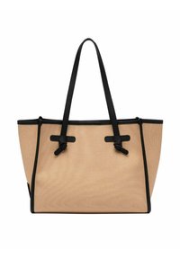 Canvas totebag in lichtbeige met zwarte imitatieleren accenten. Voorzien van twee lange hengsels en strikdetails aan de zijkanten. Rechthoekige vorm.