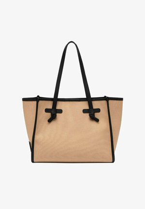 Sac fourre-tout en toile beige clair avec des accents en simili cuir noir. Comprend deux longues bretelles et des détails en nœud papillon sur les côtés. Forme rectangulaire.