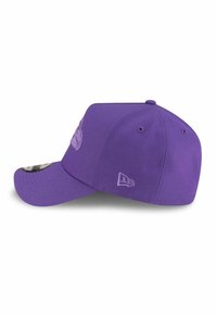 Lila Baseballcap mit gebogenem Schirm, gesticktem Logo auf der Vorderseite, kontrastierendem Innenfutter und körpernahem Design.