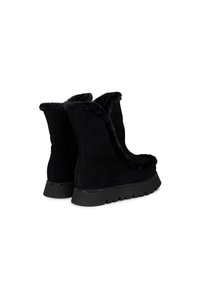 Bottines en cuir suédé noir avec doublure en fourrure synthétique, bord supérieur arrondi, semelles en caoutchouc noir solides et motif de semelle texturé.