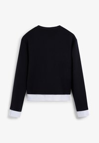 Sudadera negra corta con mangas largas, con puños y dobladillo blancos. Textura suave y cuello acanalado. Diseño minimalista.