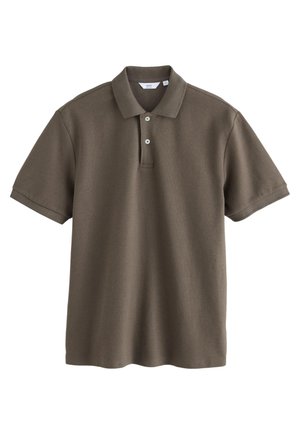 Polo shirt marrone a maniche corte con due bottoni bianchi e colletto piegato, esposto piatto su uno sfondo bianco.