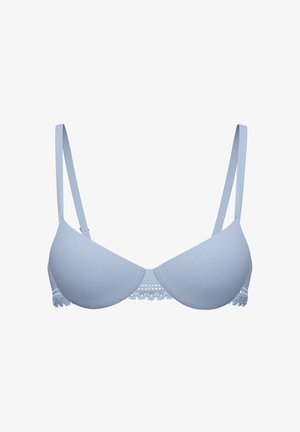 Lichtblauwe gewatteerde bh met verstelbare bandjes en kantachtige rand langs de onderkant, weergegeven op een witte achtergrond.