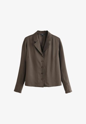 Chemise marron à manches longues avec boutons, col pointu et larges poignets, présentée sur fond blanc.